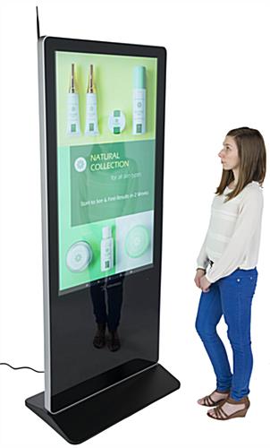 Digital advertising kiosk with bezel edge design